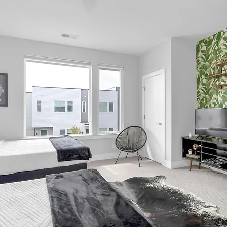 Holiday home Big New And Modern With Skyline View Mural And Ping Pong