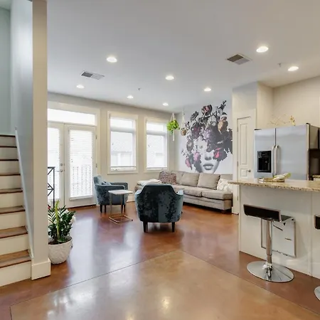 West End Townhome With 2 En-suites And Free Private Parking *