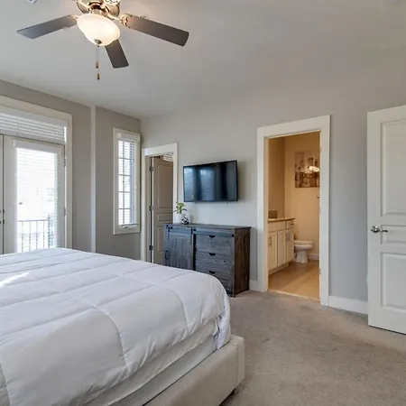 Music Row Luxury - Two King Bedrooms - Private Garage & Ensuite Baths Holiday home