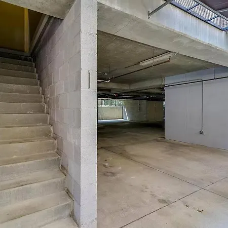 Apartment Three-level West End With Private Office And Free Secured Parking
