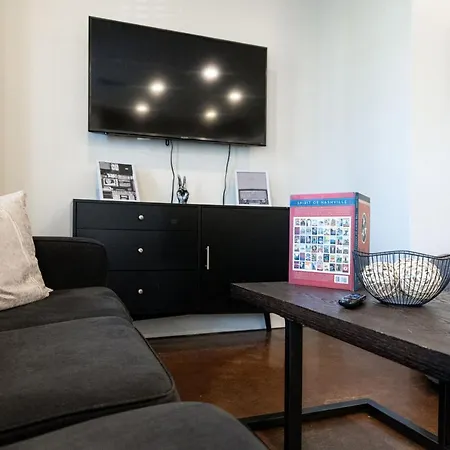 Holiday home Music Row Luxury - Two King Bedrooms - Private Garage & Ensuite Baths