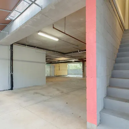 West End Townhome With 2 En-suites And Free Private Parking