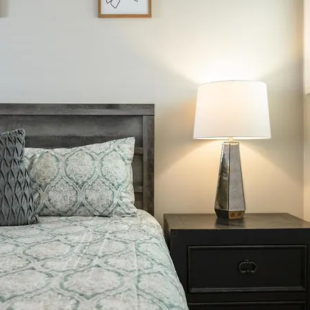 West End Townhome With 2 En-suites And Free Private Parking Holiday home Nashville