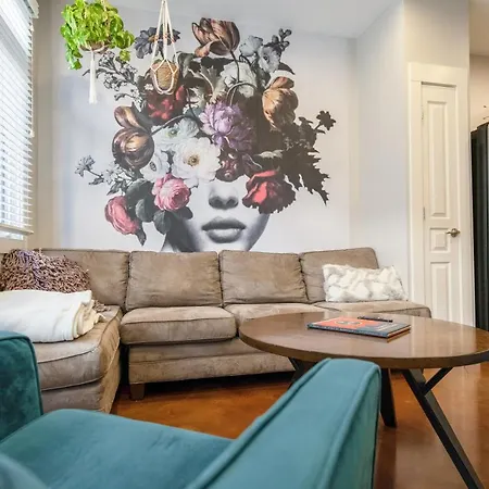 West End Townhome With 2 En-suites And Free Private Parking *