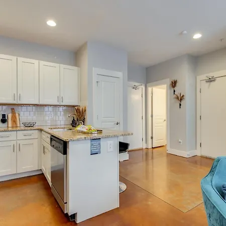 West End Townhome With 2 En-suites And Free Private Parking *