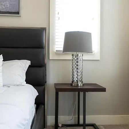 Music Row Luxury - Two King Bedrooms - Private Garage & Ensuite Baths Holiday home *