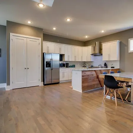 Huge Private House- No Shared Walls Private Backyard