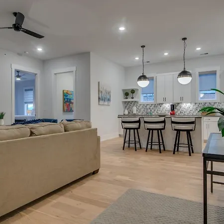 Single Story High End In Elevator Building Holiday home Nashville