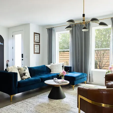Gated Luxe With Rooftop, Bunk Room, & Parking, Sleeps 10 With King Suite, Queen & Custom Bunks, Gourmet Kitchen With Wine Fridge, Rooftop Patio, Dog Friendly, Dedicated Parking, Mins From Downtown And Broadway, 24 Hour Hospitality Holiday home Nashville