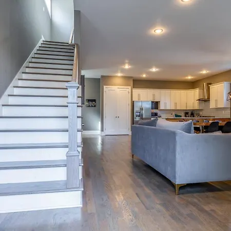 Huge Private House- No Shared Walls Private Backyard *