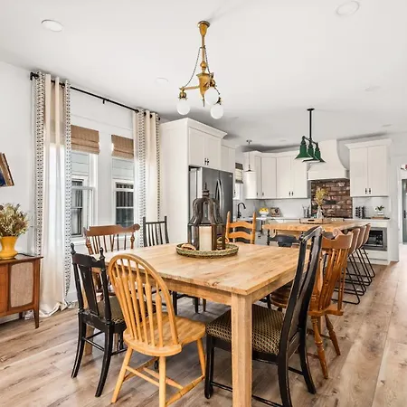In Walkable Area 25 Miles To Downtown Family & Dog Friendly