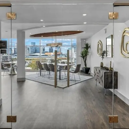 Palatial Abode With Downtown View & Free Parking Apartment Nashville