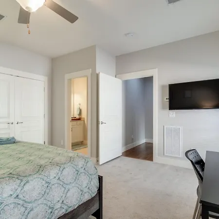 Holiday home West End Townhome With 2 En-suites And Free Private Parking Nashville