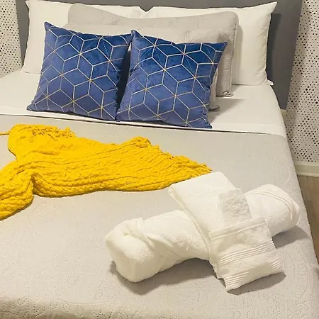 Cozy Condo, Minutes From Broadwy, Sleeps 5 *