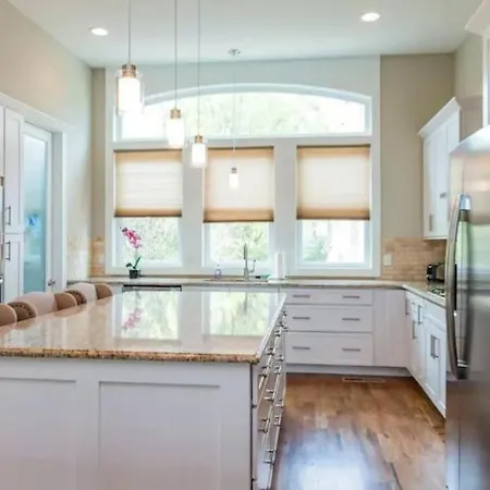 East Lux Townhome Holiday home *