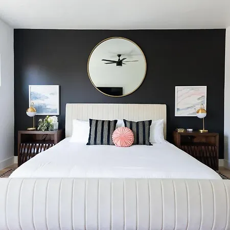 Gated Luxe With Rooftop, Bunk Room, & Parking, Sleeps 10 With King Suite, Queen & Custom Bunks, Gourmet Kitchen With Wine Fridge, Rooftop Patio, Dog Friendly, Dedicated Parking, Mins From Downtown And Broadway, 24 Hour Hospitality Holiday home *