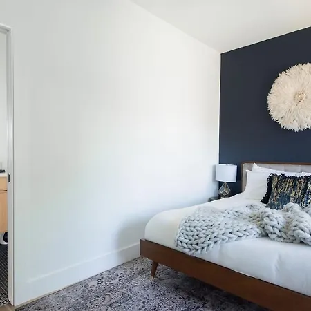 Gated Luxe With Rooftop, Bunk Room, & Parking, Sleeps 10 With King Suite, Queen & Custom Bunks, Gourmet Kitchen With Wine Fridge, Rooftop Patio, Dog Friendly, Dedicated Parking, Mins From Downtown And Broadway, 24 Hour Hospitality *