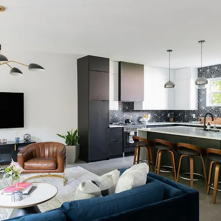 Holiday home Gated Luxe With Rooftop, Bunk Room, & Parking, Sleeps 10 With King Suite, Queen & Custom Bunks, Gourmet Kitchen With Wine Fridge, Rooftop Patio, Dog Friendly, Dedicated Parking, Mins From Downtown And Broadway, 24 Hour Hospitality Nashville