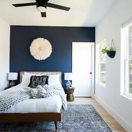 Holiday home Gated Luxe With Rooftop, Bunk Room, & Parking, Sleeps 10 With King Suite, Queen & Custom Bunks, Gourmet Kitchen With Wine Fridge, Rooftop Patio, Dog Friendly, Dedicated Parking, Mins From Downtown And Broadway, 24 Hour Hospitality *