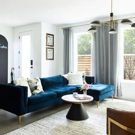 Holiday home Gated Luxe With Rooftop, Bunk Room, & Parking, Sleeps 10 With King Suite, Queen & Custom Bunks, Gourmet Kitchen With Wine Fridge, Rooftop Patio, Dog Friendly, Dedicated Parking, Mins From Downtown And Broadway, 24 Hour Hospitality Nashville