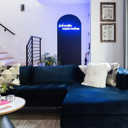Gated Luxe With Rooftop, Bunk Room, & Parking, Sleeps 10 With King Suite, Queen & Custom Bunks, Gourmet Kitchen With Wine Fridge, Rooftop Patio, Dog Friendly, Dedicated Parking, Mins From Downtown And Broadway, 24 Hour Hospitality *