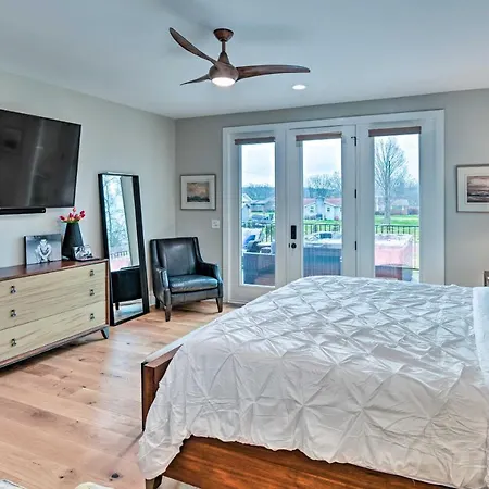 Holiday home Beautiful Near Downtown W/ Hot Tub!