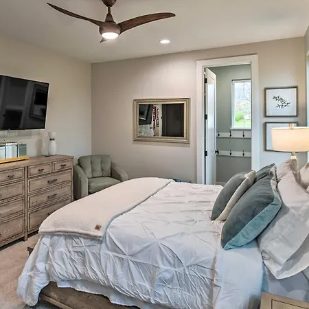 Beautiful Near Downtown W/ Hot Tub! Holiday home Nashville