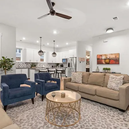 High End Getaway W Balcony In Prime West End