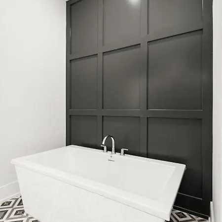 Apartment High End Getaway W Balcony In Prime West End
