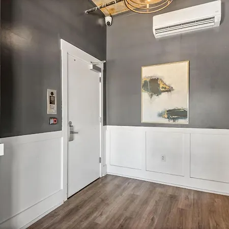 Apartment High End Getaway W Balcony In Prime West End