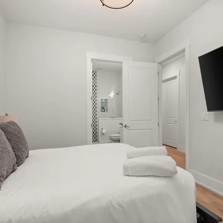 High End Getaway W Balcony In Prime West End Apartment