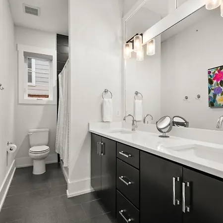 Apartment High End Getaway W Balcony In Prime West End