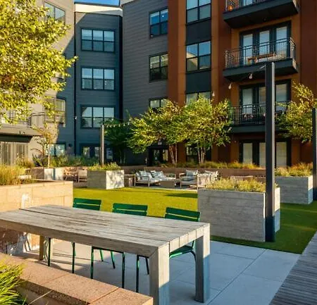 Spacious Townhouse With Pool And Gym