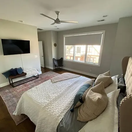 Modern Luxury Rooftop Deck, 3 Mi To Downtown Holiday home Nashville