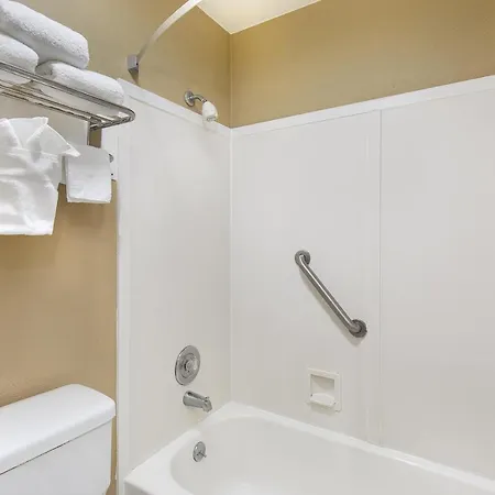 Hotel Super 8 By Wyndham West