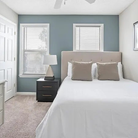 Modern In Prime Location Id8103x6 *