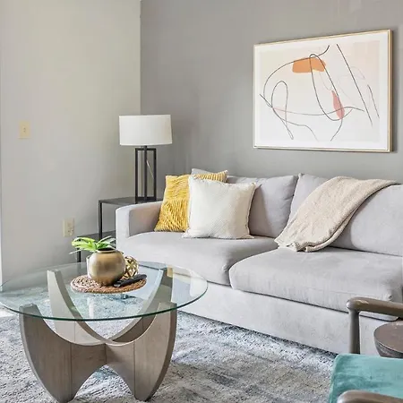 Apartment Modern In Prime Location Id8103x6