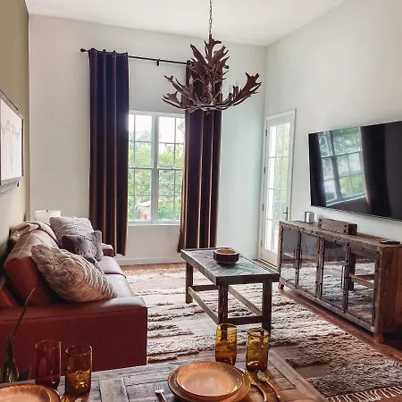 Holiday home Cozy - 2 Miles To Broadway & Free Parking