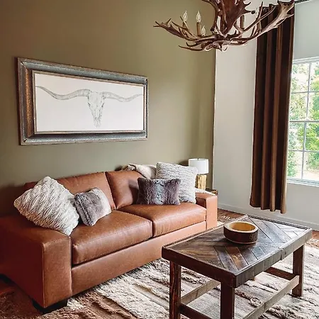 Holiday home Cozy - 2 Miles To Broadway & Free Parking *