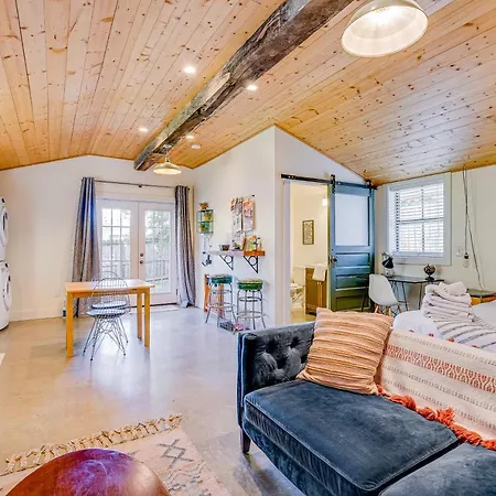 Cozy & Carriage House East Nash Holiday home