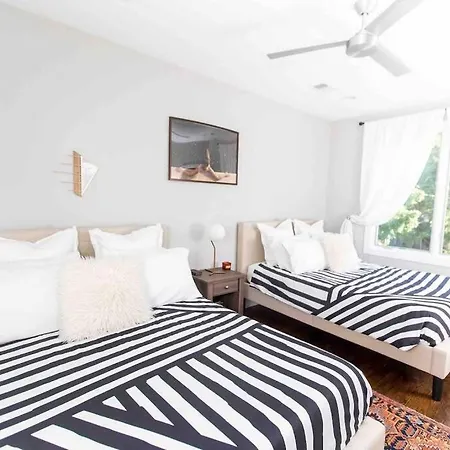 Modern Luxury Rooftop Deck, 3 Mi To Downtown Holiday home *