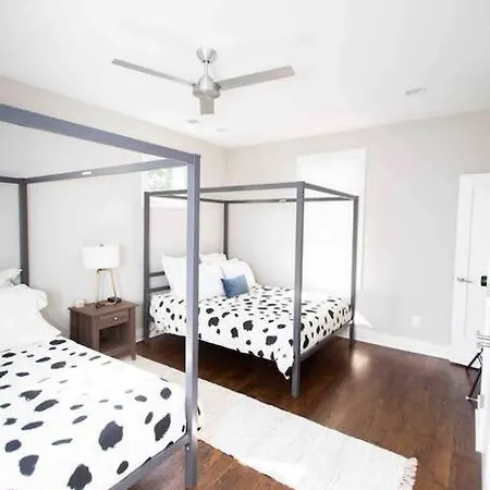 Holiday home Modern Luxury Rooftop Deck, 3 Mi To Downtown *