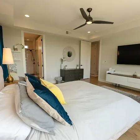 Getaway With Giant Rooftop 7min From Downtown Villa
