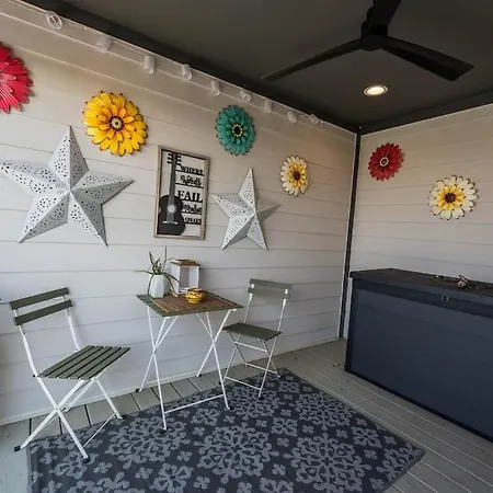 Getaway With Giant Rooftop 7min From Downtown Villa *