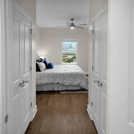 Palatial Abode With Downtown View & Free Parking