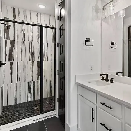 Nashvilla. A Luxe Escape + 3 Miles To Downtown. *