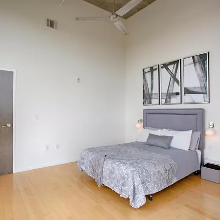 Luxe Two Bedroom Penthouse With Skyline Views, Internet, Gym Holiday home *