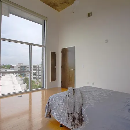 Luxe Two Bedroom Penthouse With Skyline Views, Internet, Gym Nashville