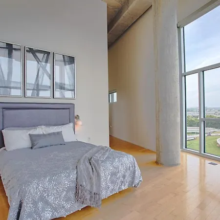 Holiday home Luxe Two Bedroom Penthouse With Skyline Views, Internet, Gym