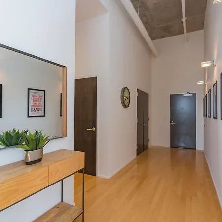 Luxe Two Bedroom Penthouse With Skyline Views, Internet, Gym Holiday home Nashville